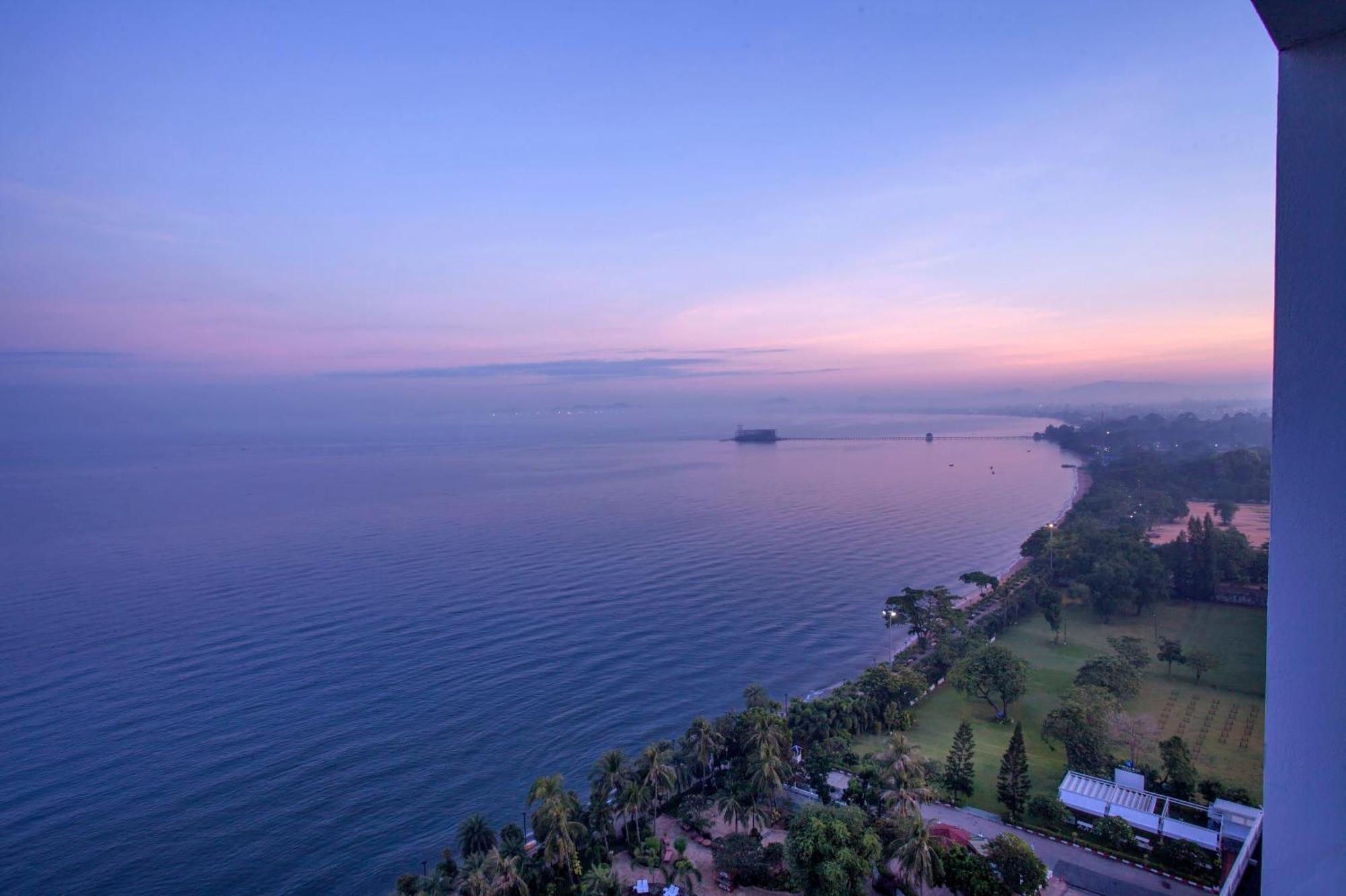 كولتشان باتايا بيتش ريزورت الغرفة الصورة View of the Gulf of Naples from the hotel