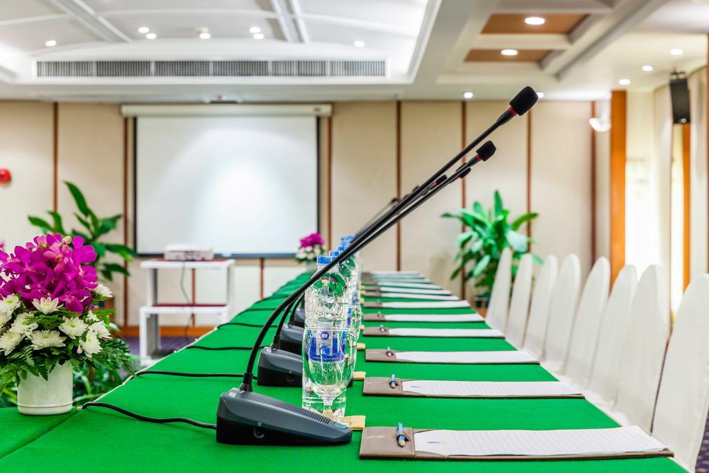 كولتشان باتايا بيتش ريزورت المظهر الخارجي الصورة A conference room with microphones