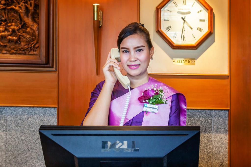 كولتشان باتايا بيتش ريزورت المظهر الخارجي الصورة A Thai hotel receptionist