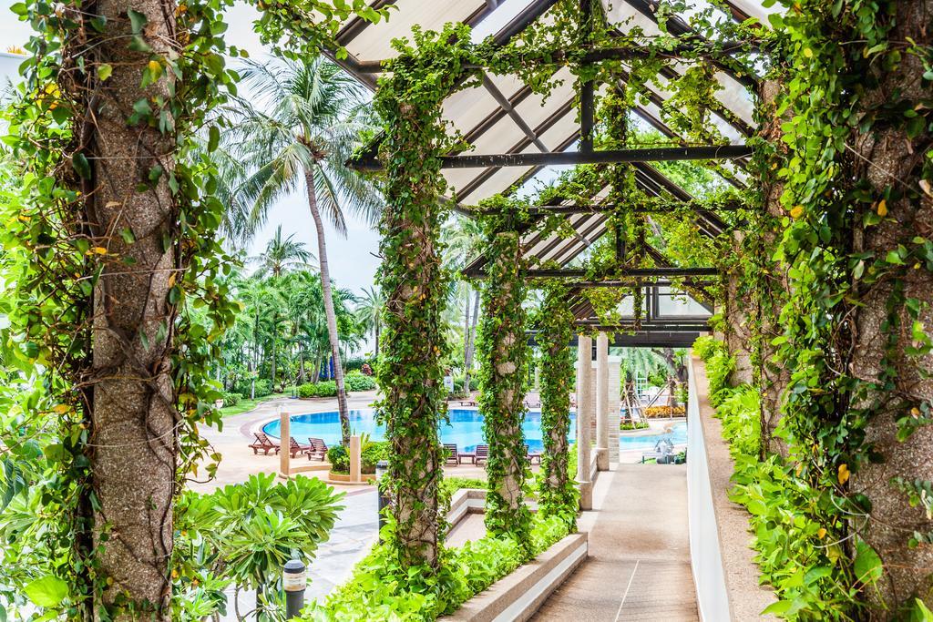 كولتشان باتايا بيتش ريزورت المظهر الخارجي الصورة The pool at the Royal Thai Police Club